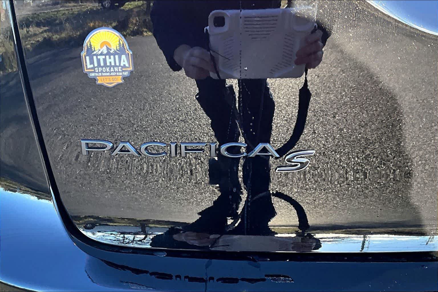 New 2026 Chrysler Pacifica Limited w/ Uconnect Theater Family Group AWD/4WD image 7