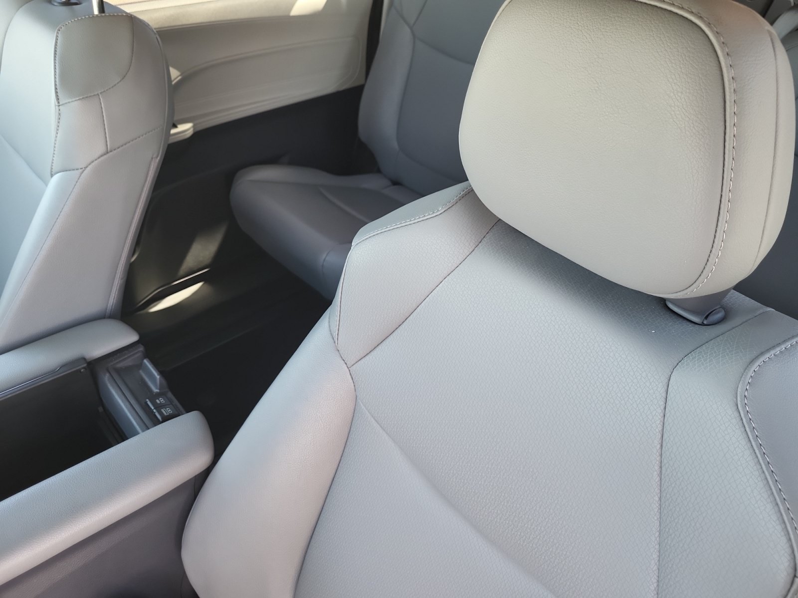 Used 2023 Toyota Sienna XLE FWD image 18