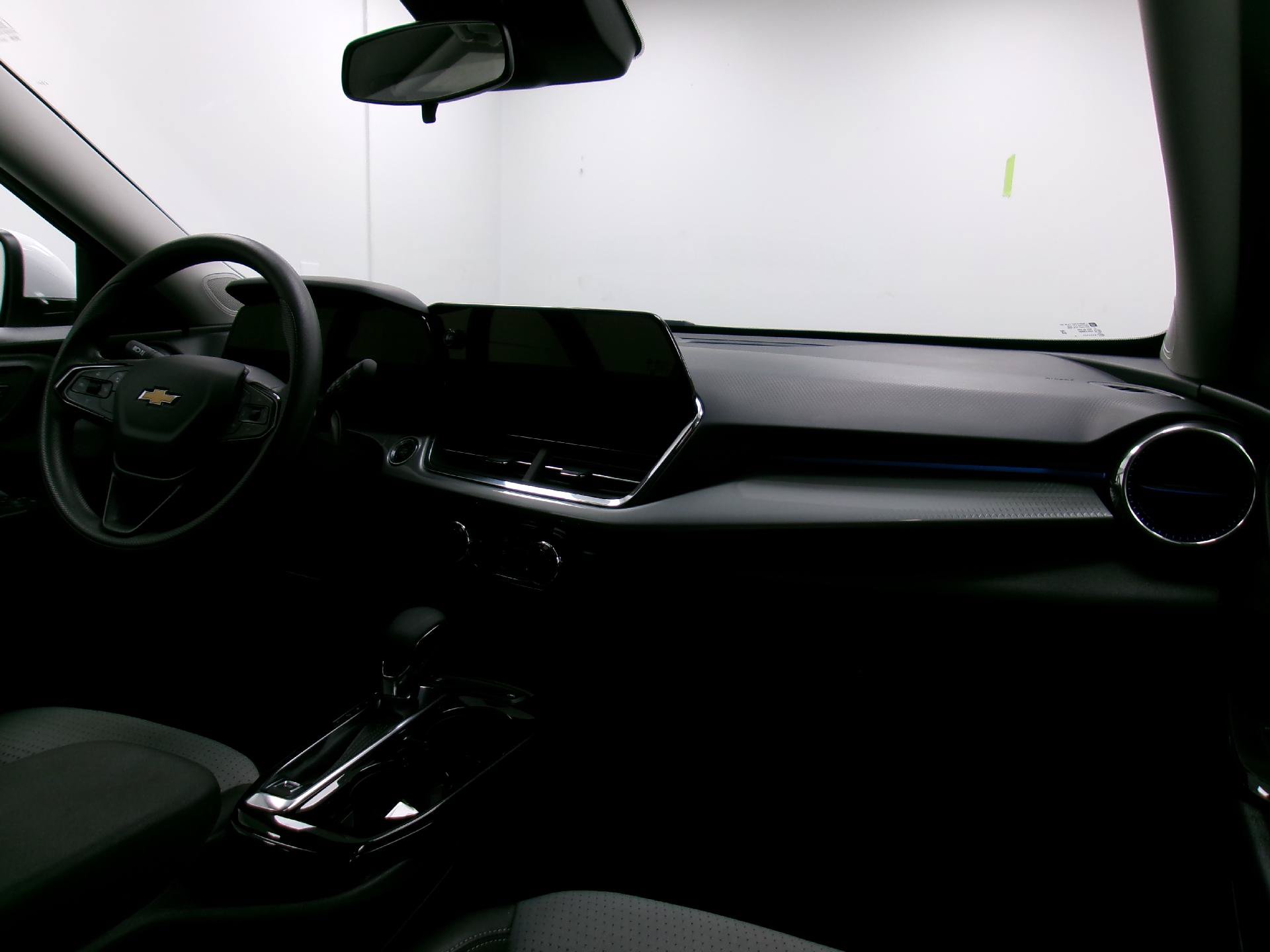 Used 2025 Chevrolet Trax LT FWD image 3