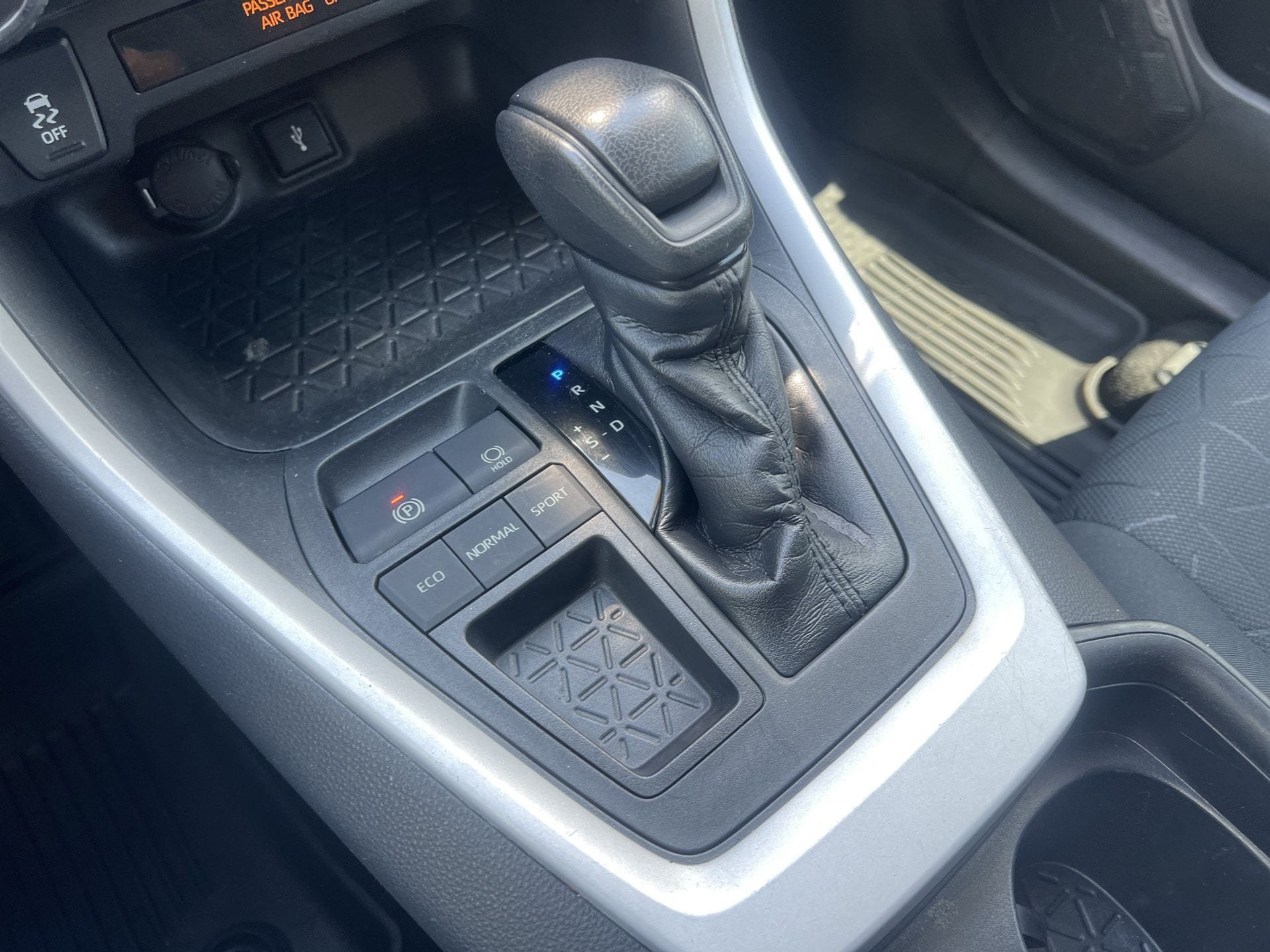 Used 2020 Toyota RAV4 XLE FWD image 8