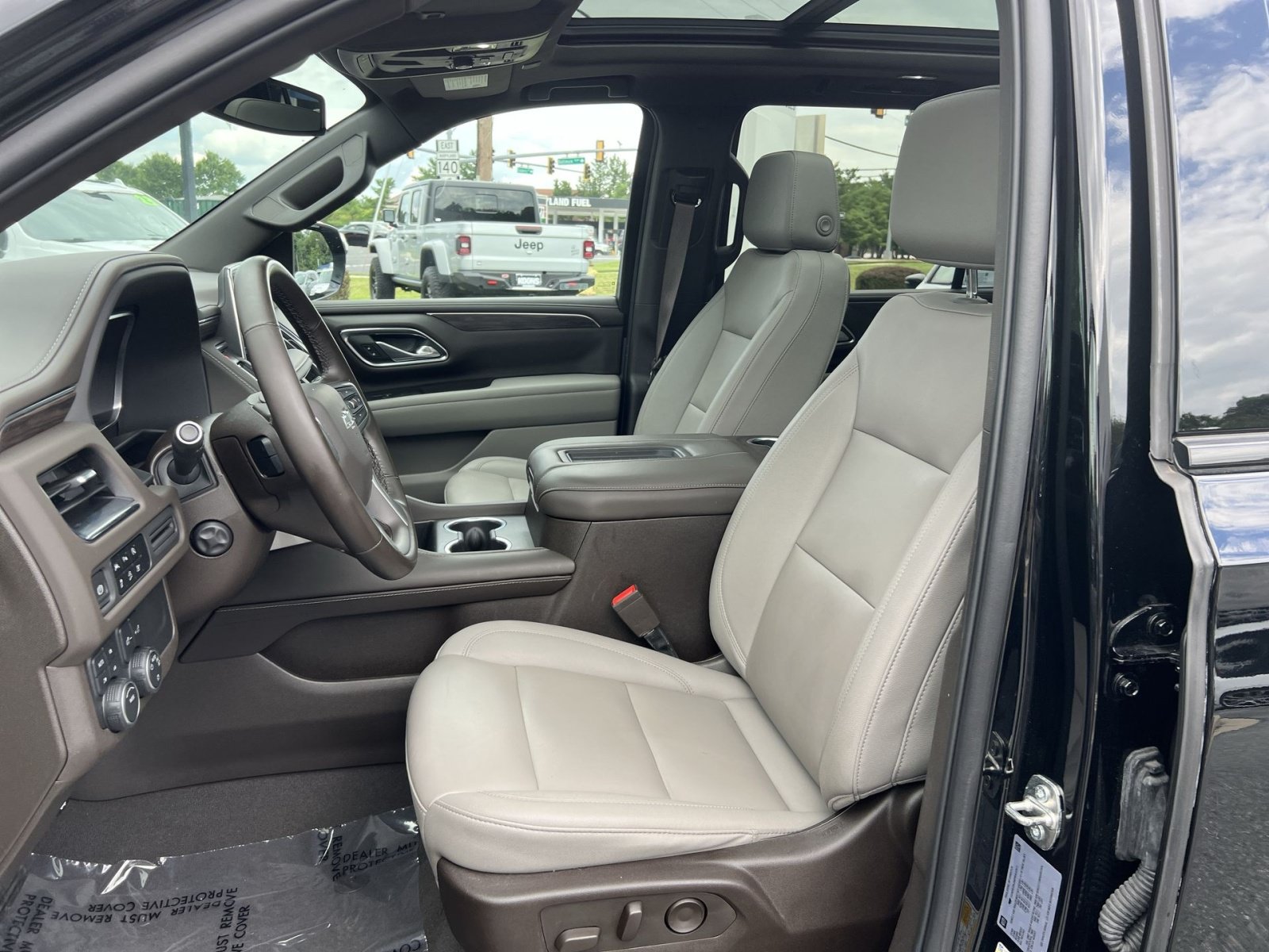 Used 2023 Chevrolet Suburban Z71 w/ Luxury Package AWD/4WD image 13