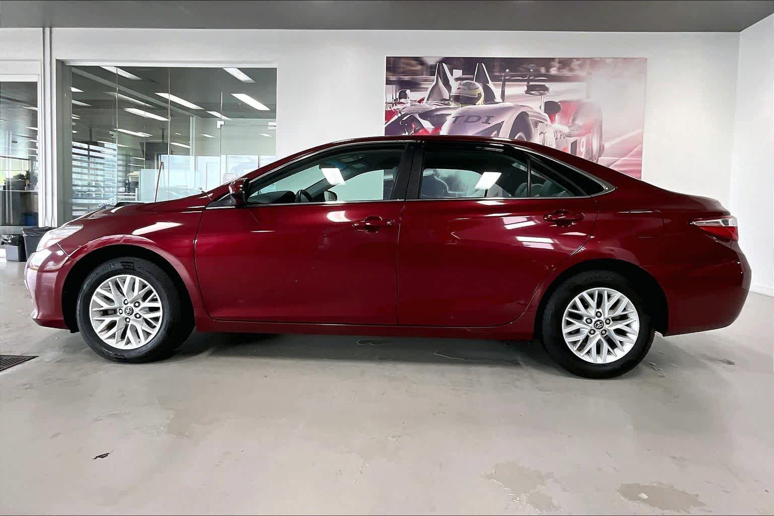 Used 2017 Toyota Camry LE FWD image 3