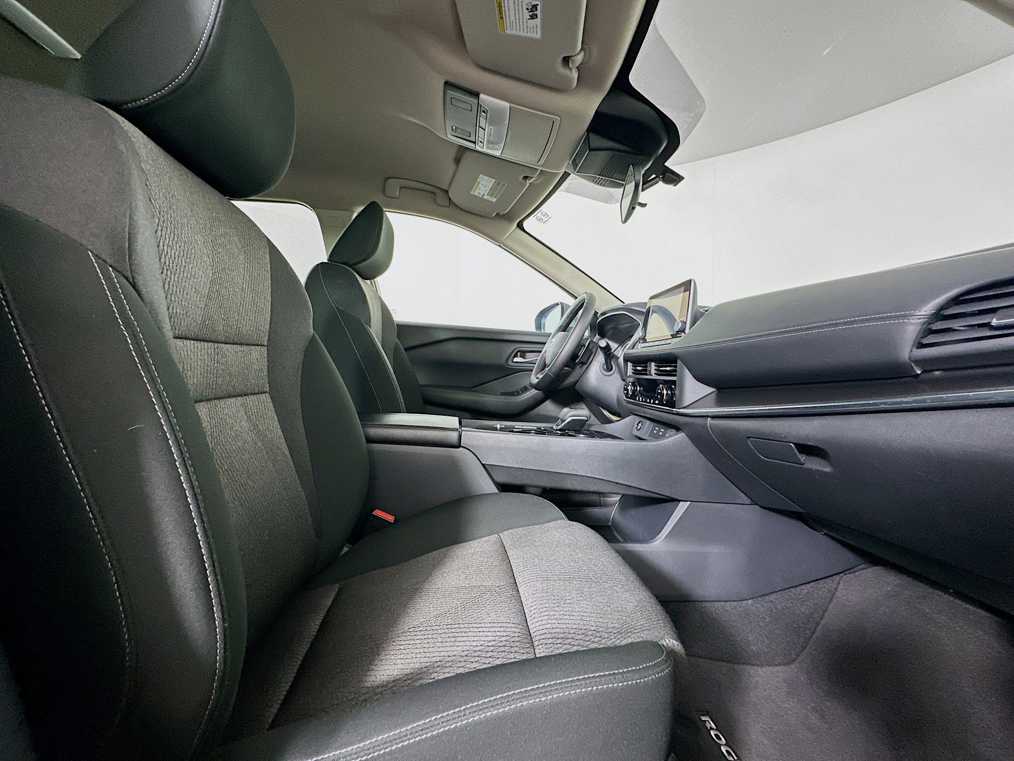 Used 2025 Nissan Rogue SV FWD image 31