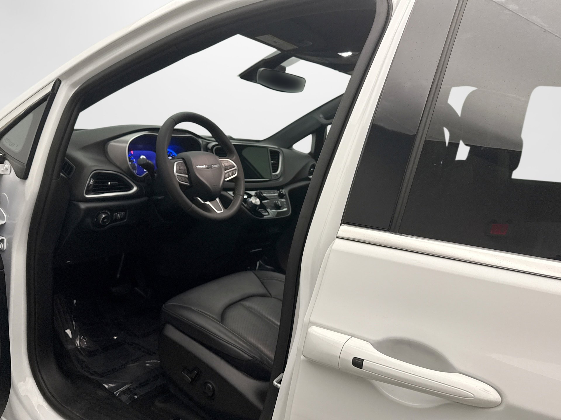 Used 2025 Chrysler Pacifica Select FWD image 10