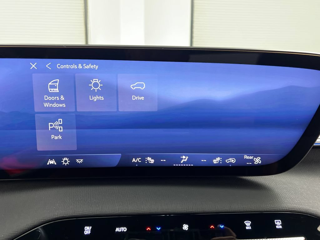 Used 2025 Buick Enclave Preferred AWD/4WD image 69