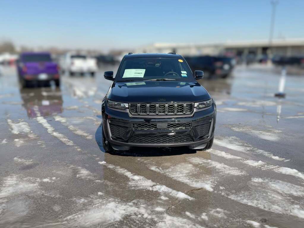 New 2026 Jeep Grand Cherokee Altitude image 2
