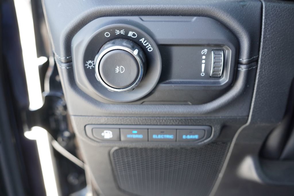 Certified 2025 Jeep Wrangler Unlimited Sahara w/ Safety Group image 21