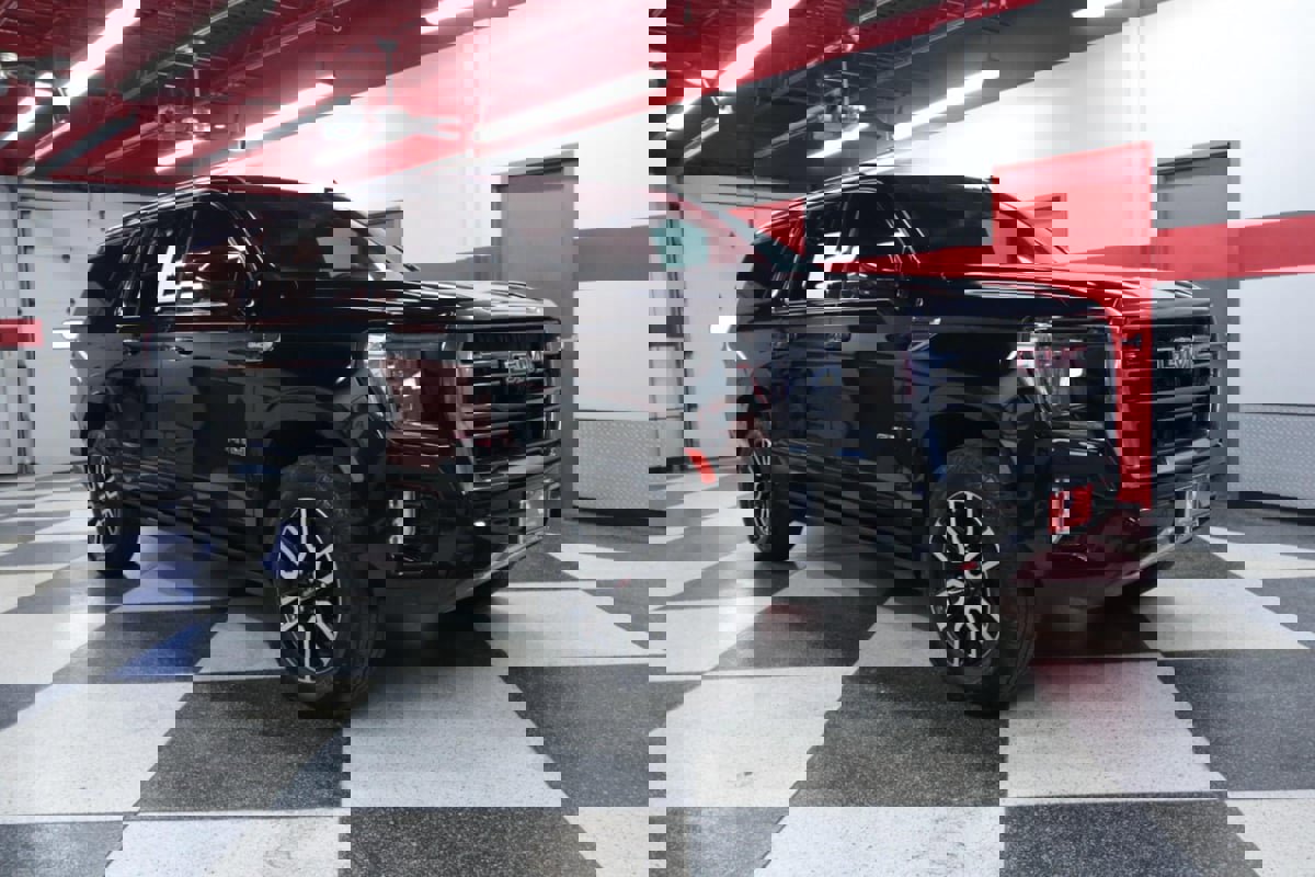 Used 2023 GMC Yukon XL AT4 w/ AT4 Premium Plus Package image 2