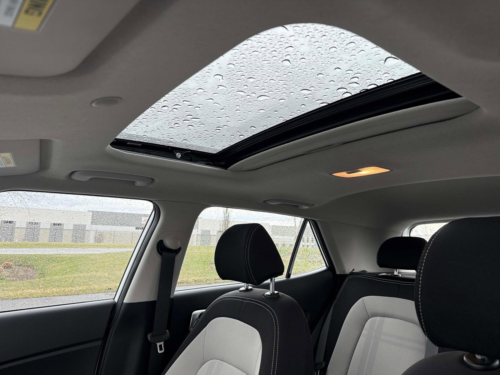 Used 2025 Hyundai Venue SEL image 3