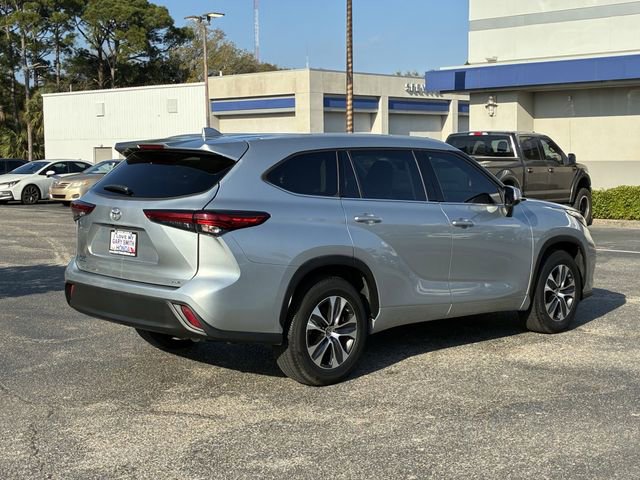 Used 2022 Toyota Highlander XLE image 4