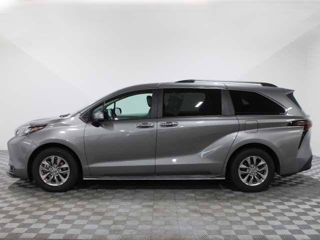 Certified 2026 Toyota Sienna XLE FWD image 3