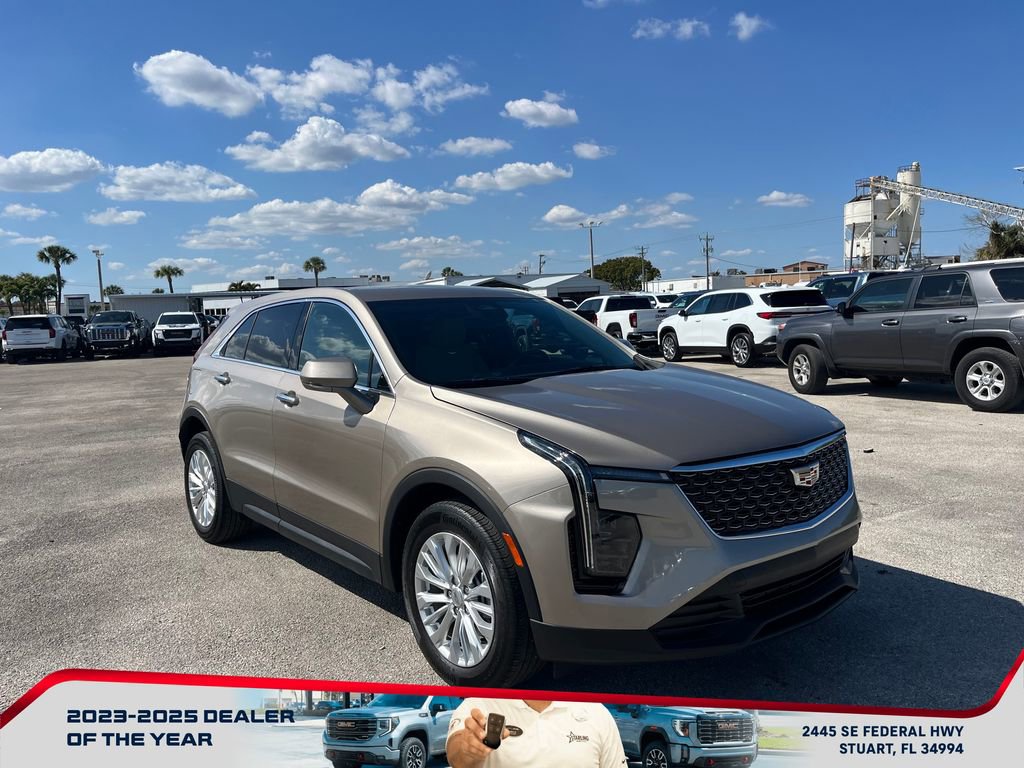 Used 2024 Cadillac XT4 Luxury image 2