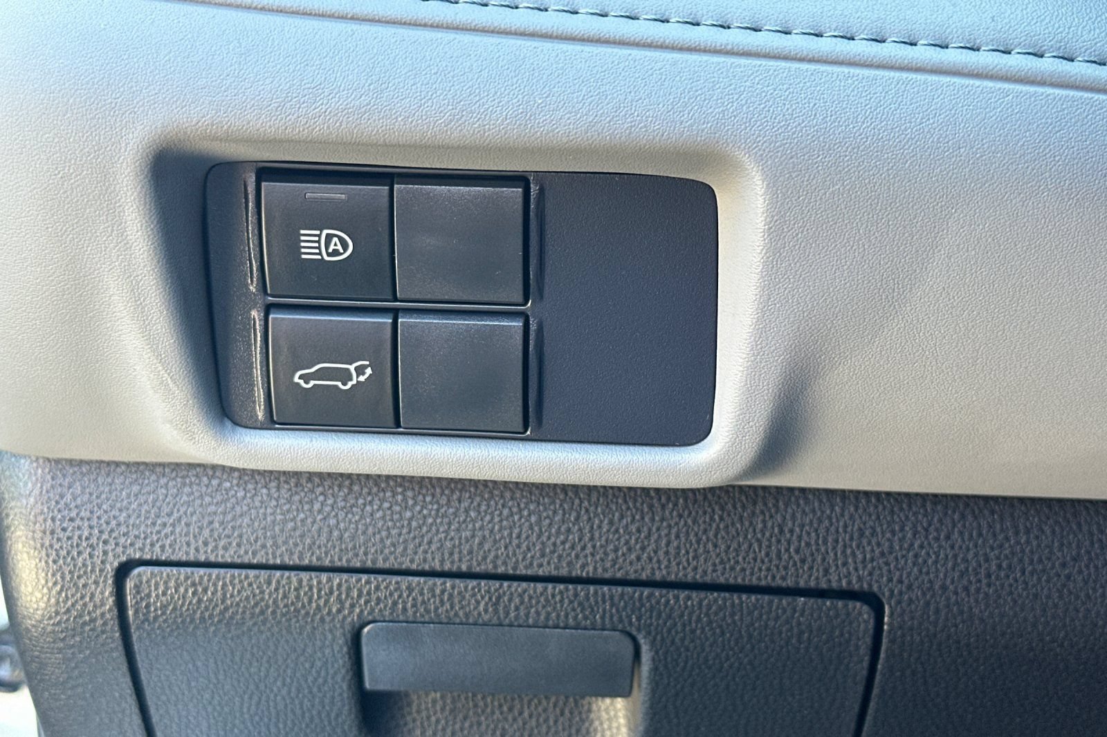 Used 2021 Toyota Highlander LE AWD/4WD image 44