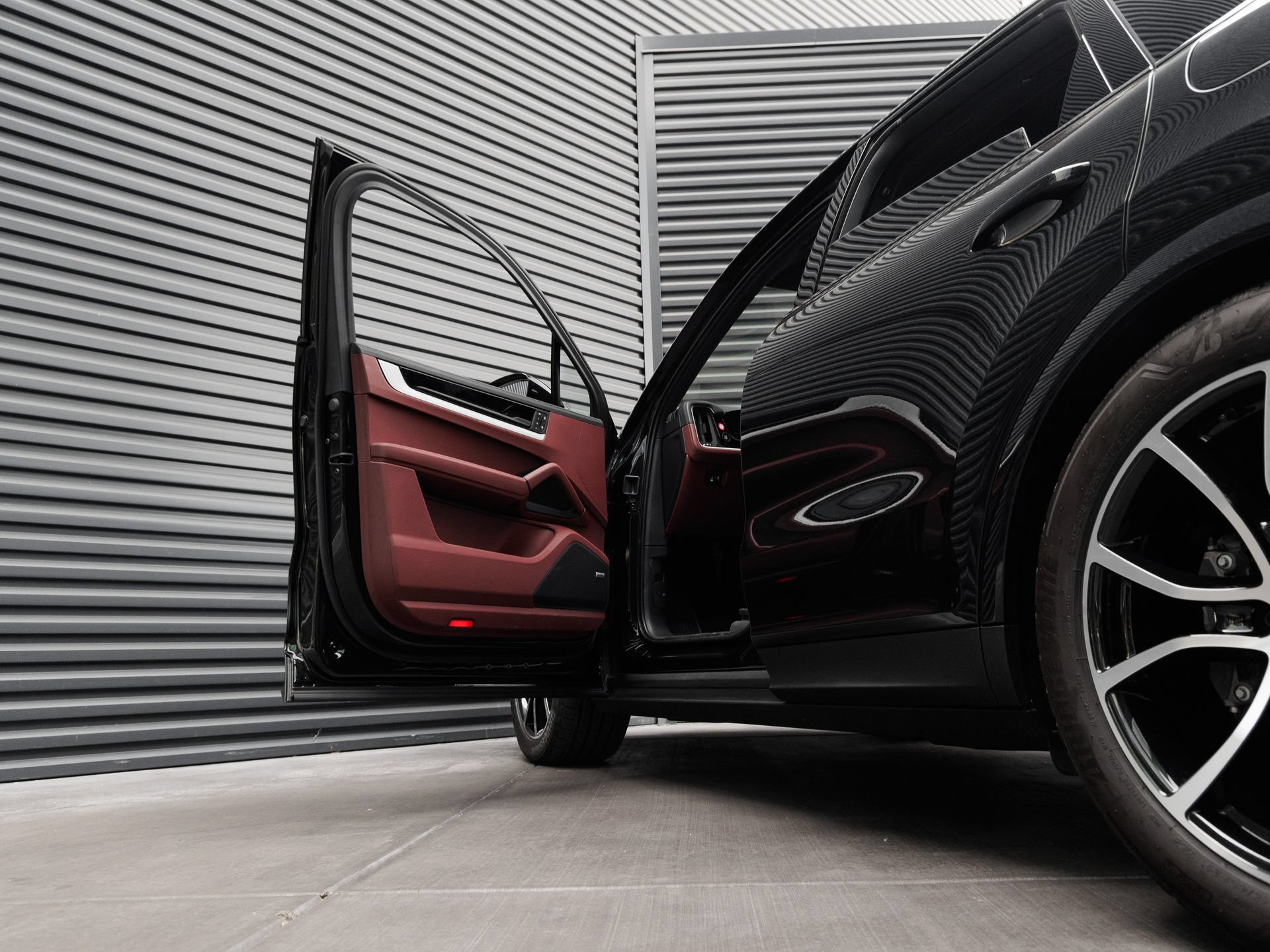 Certified 2025 Porsche Cayenne E-Hybrid AWD/4WD image 14