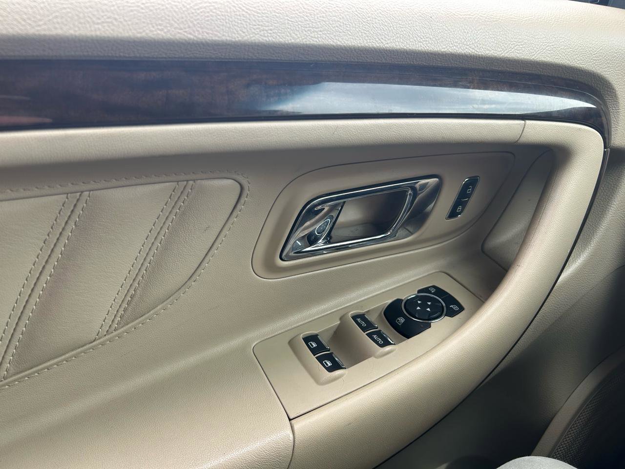 Used 2013 Ford Taurus Limited image 32