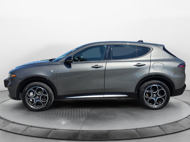 Used 2024 Alfa Romeo Tonale Ti w/ Premium Interior Package AWD/4WD image 2