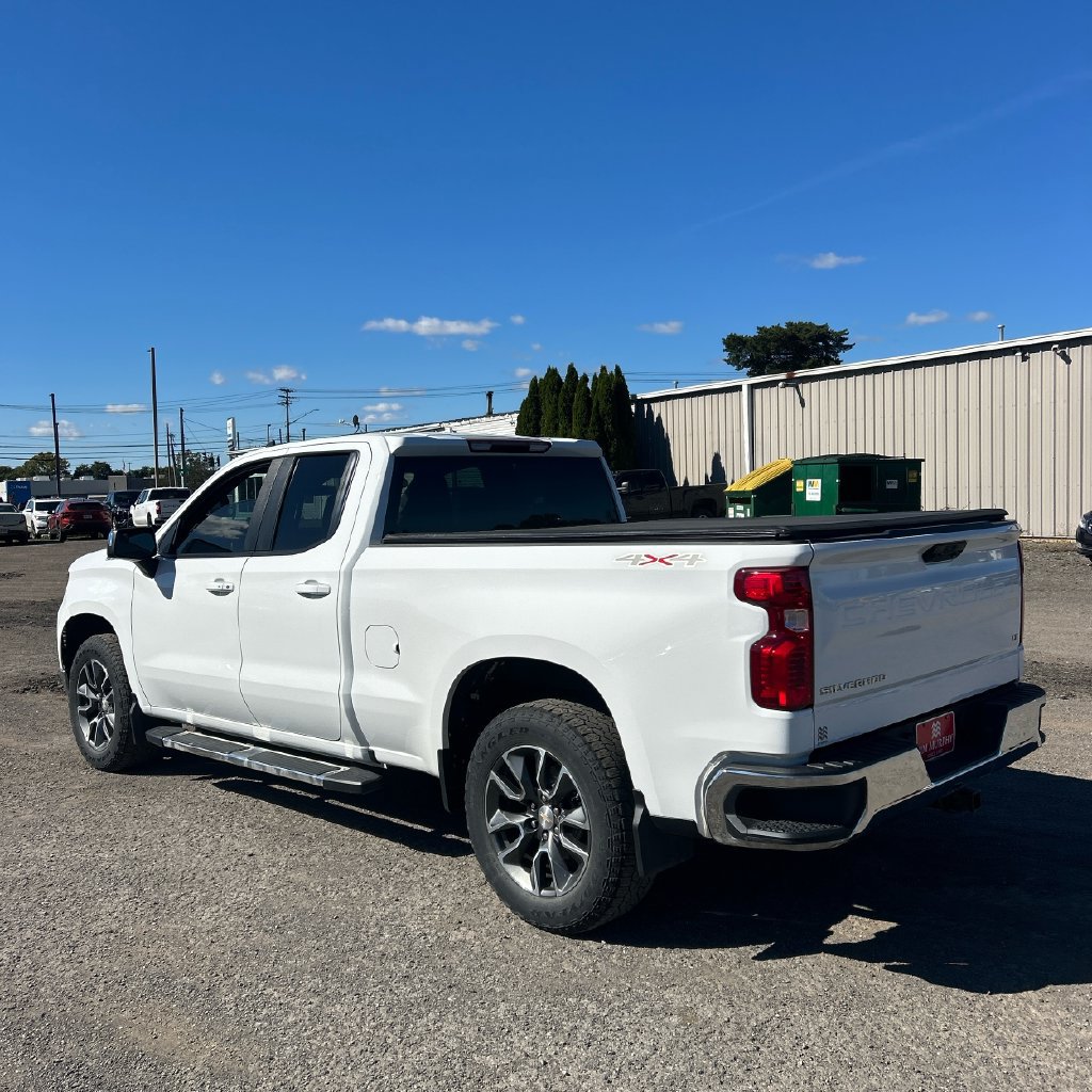Used 2023 Chevrolet Silverado 1500 LT AWD/4WD image 4