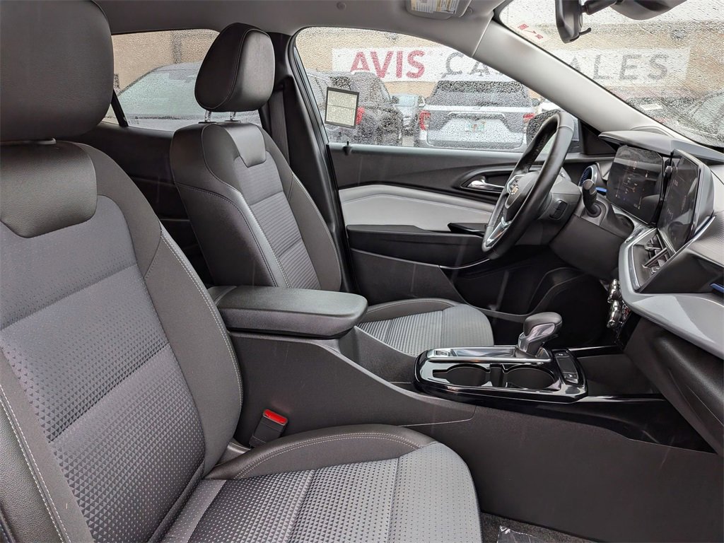 Used 2025 Chevrolet Trax LT w/ LT Convenience Package image 31