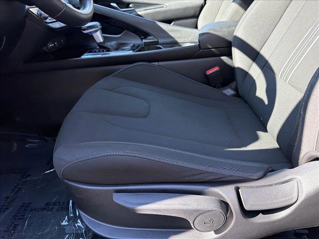 Used 2025 Hyundai Elantra SEL image 11