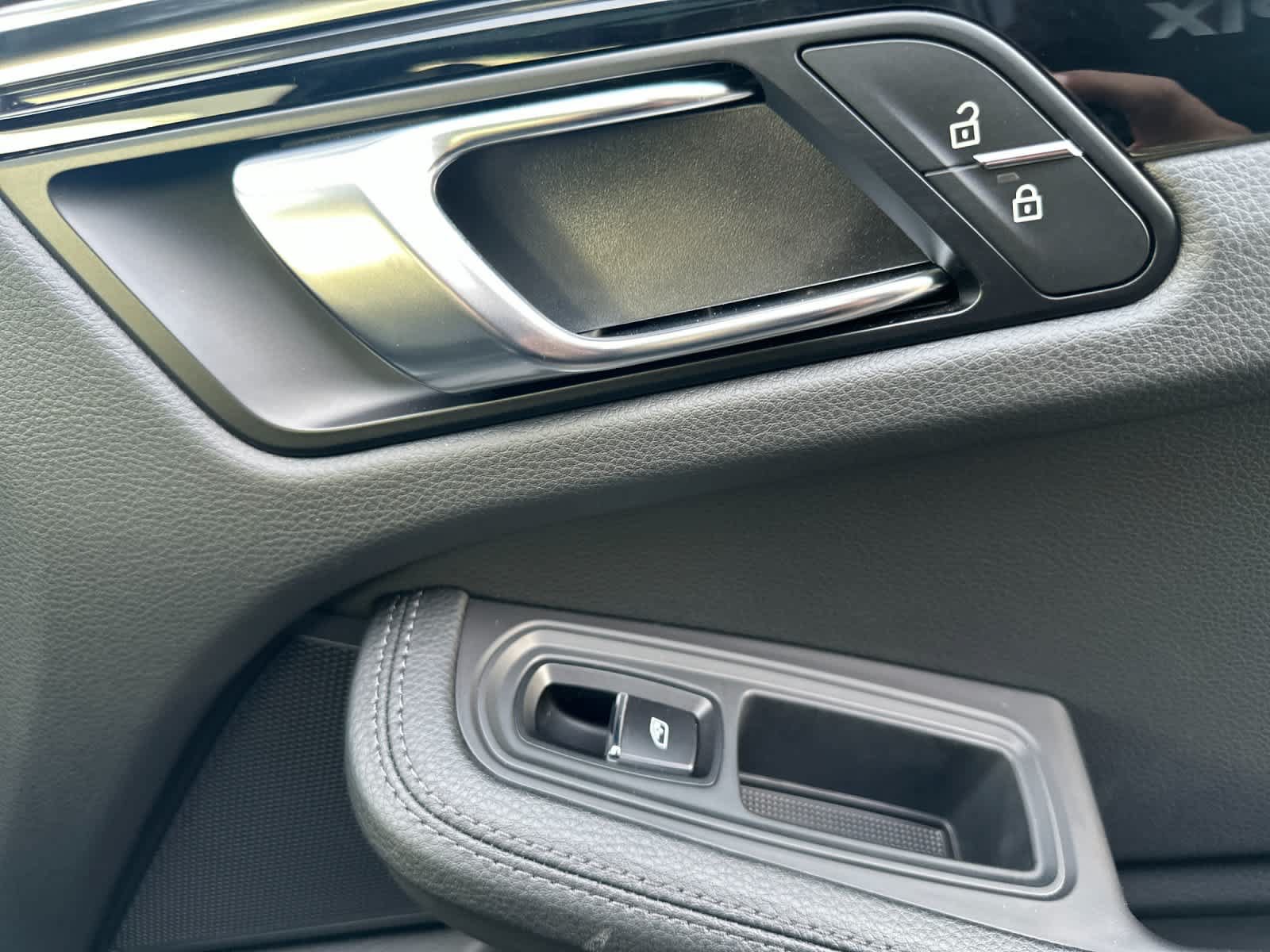 Certified 2025 Porsche Macan AWD/4WD image 19