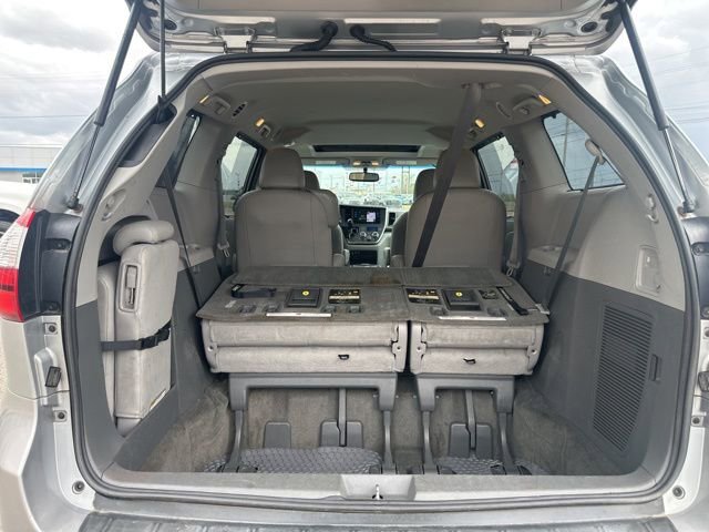 Used 2015 Toyota Sienna XLE w/ XLE Navigation Package FWD image 21