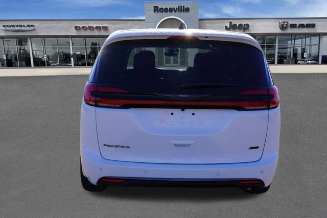 New 2026 Chrysler Pacifica Select AWD/4WD image 4