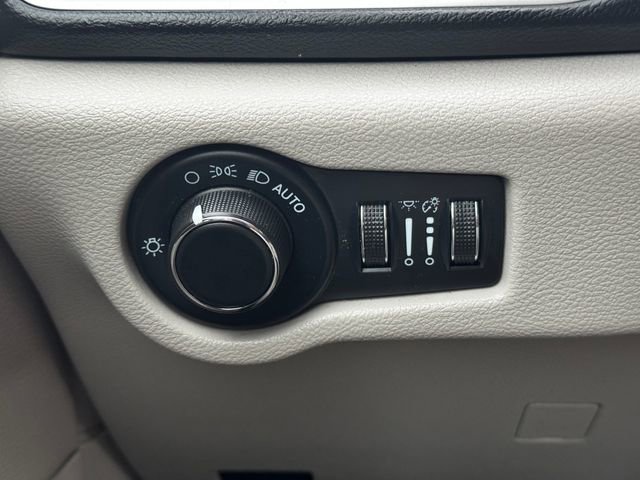 Certified 2022 Chrysler Voyager LX FWD image 25