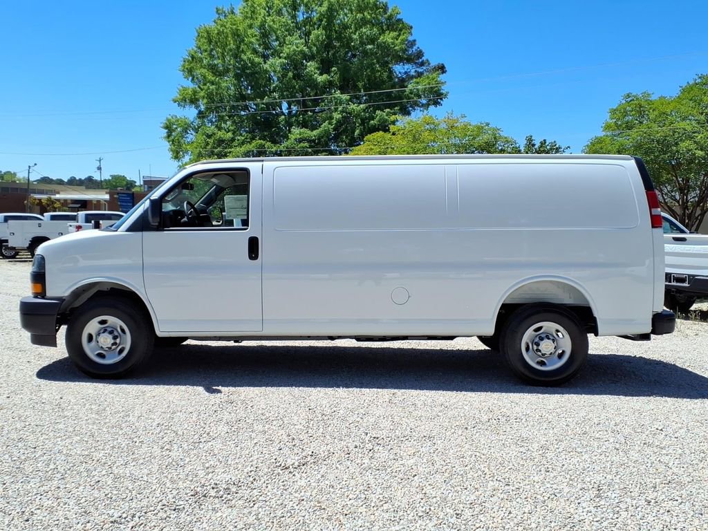 New 2026 Chevrolet Express 2500 Extended RWD image 4
