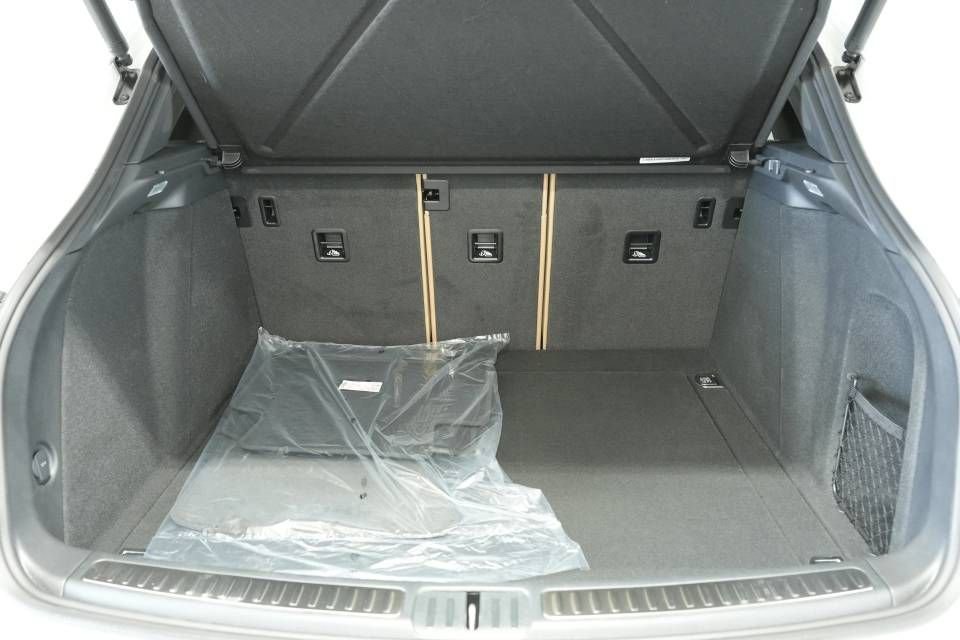 Certified 2025 Porsche Macan AWD/4WD image 28