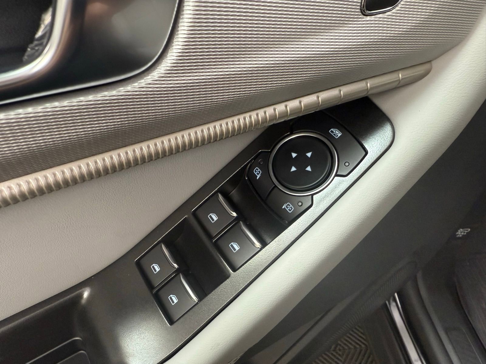 Used 2025 Ford Explorer Active w/ Active Comfort Package image 10