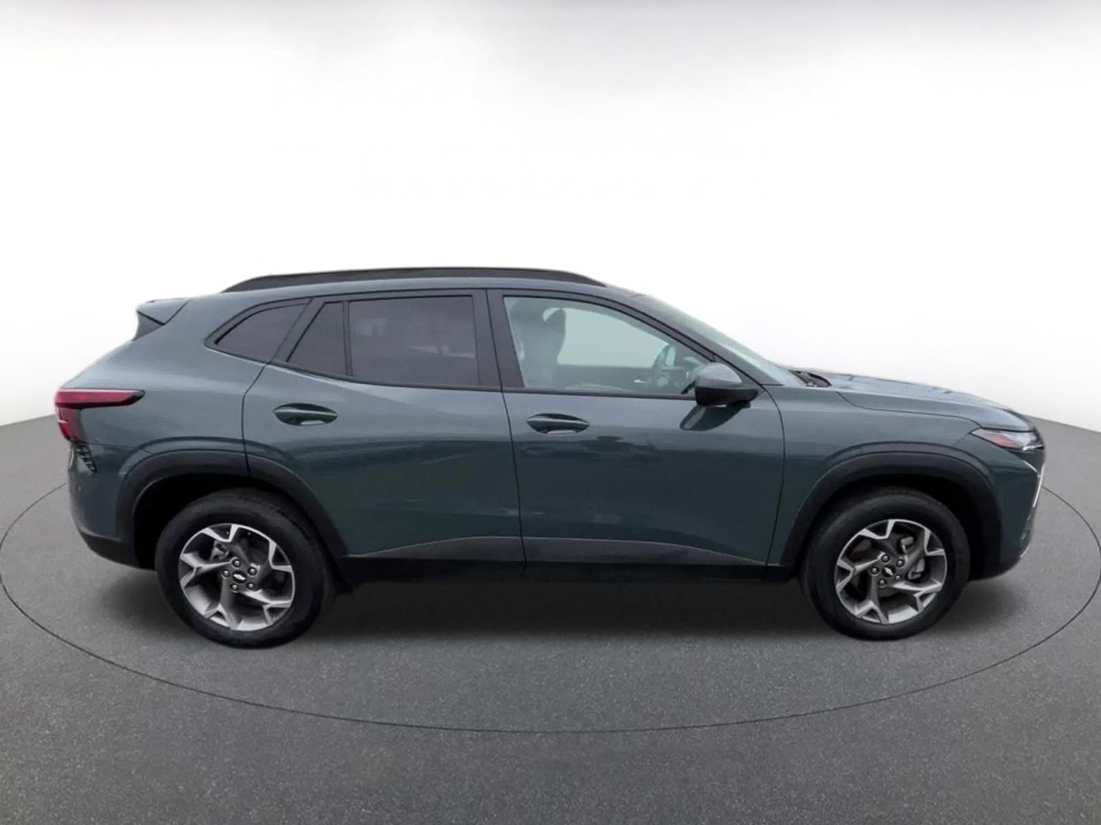 Used 2025 Chevrolet Trax LT FWD image 16