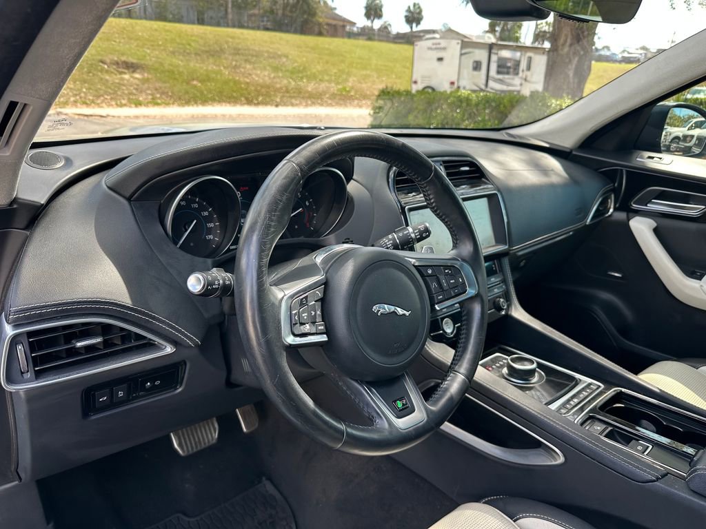Used 2020 Jaguar F-PACE R-Sport image 31