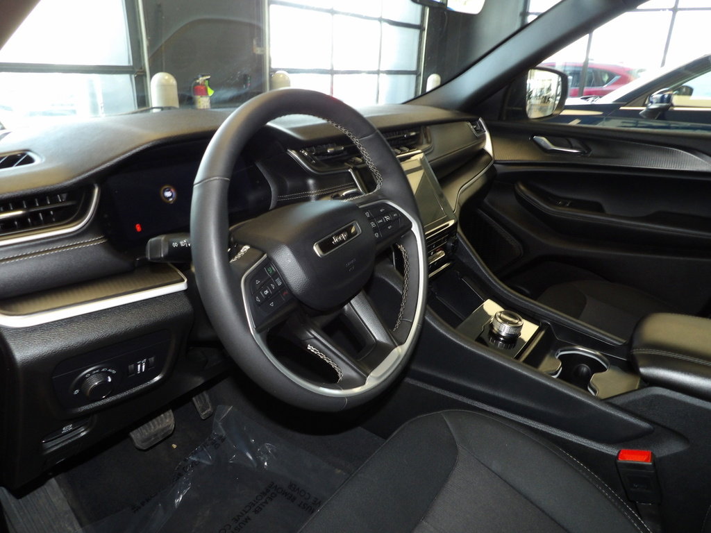 Used 2025 Jeep Grand Cherokee Laredo X w/ Luxury Tech Group I image 25