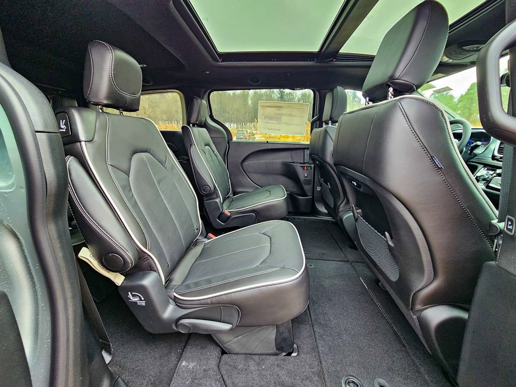 New 2026 Chrysler Pacifica Limited image 40