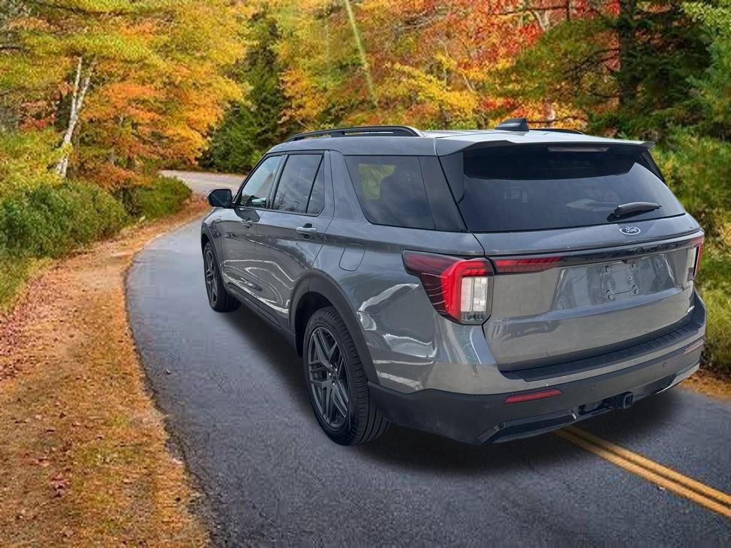 Used 2025 Ford Explorer ST-Line w/ ST-Line Street Pack AWD/4WD image 8