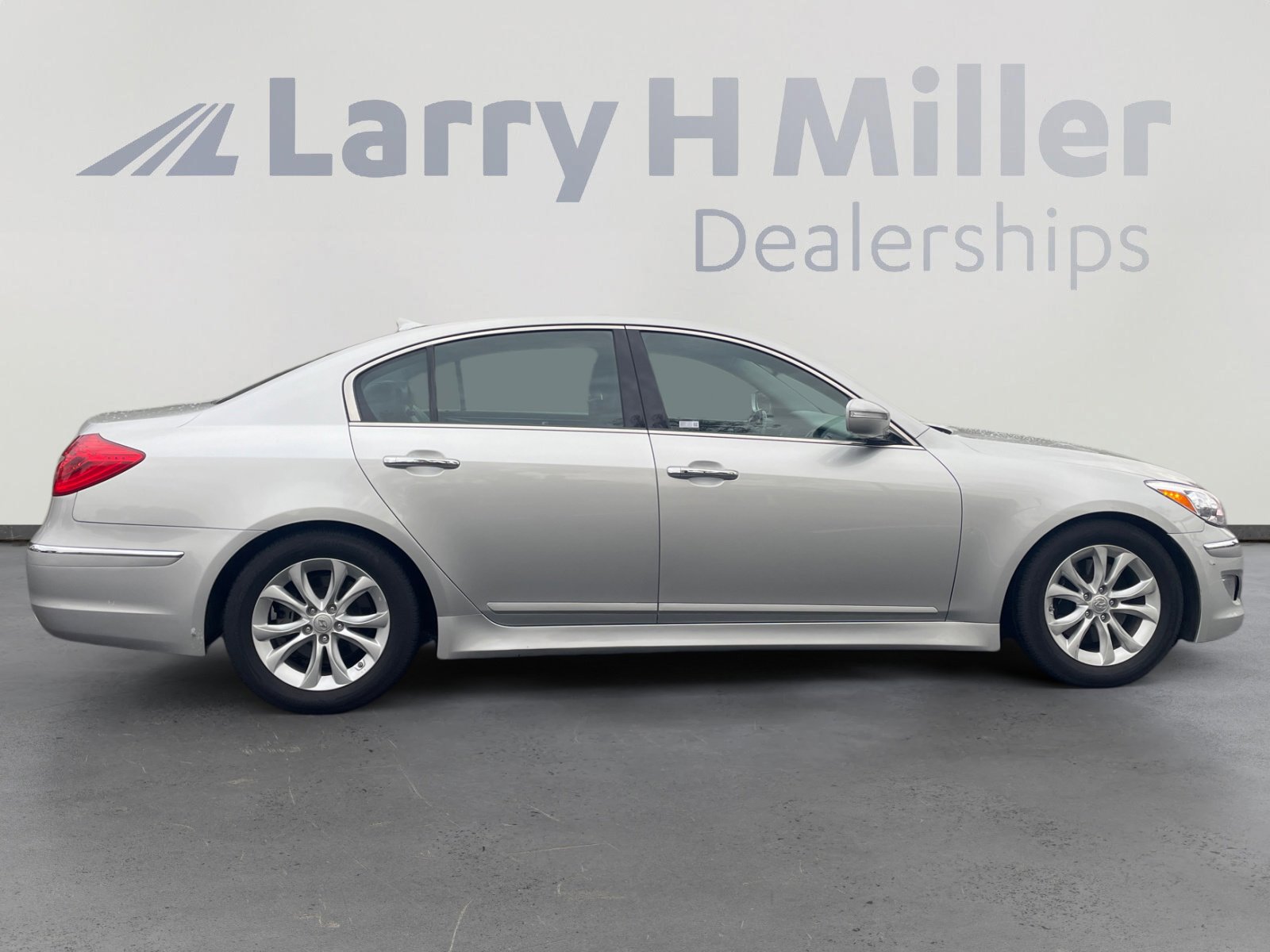 Used 2013 Hyundai Genesis 3.8 image 4
