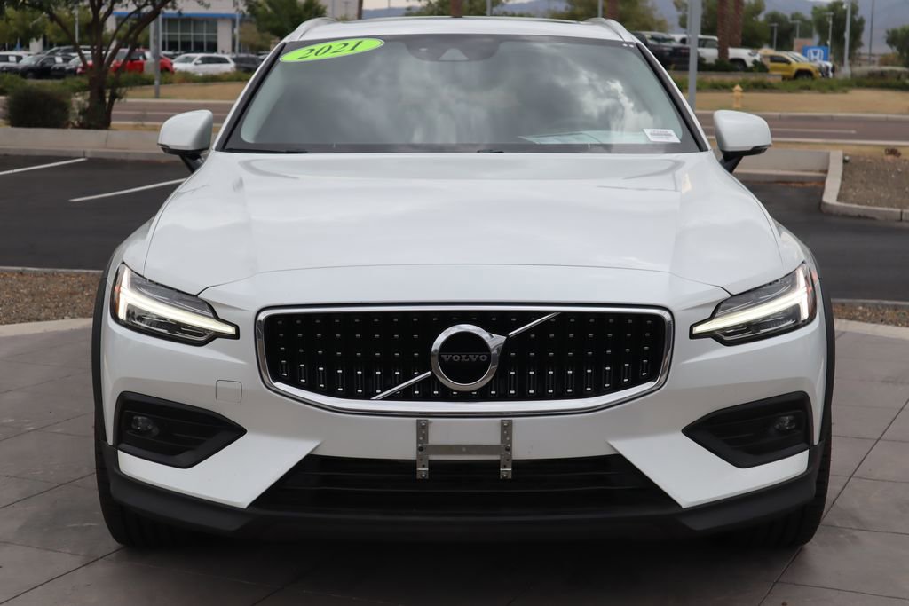 Used 2021 Volvo V60 T5 Cross Country image 2