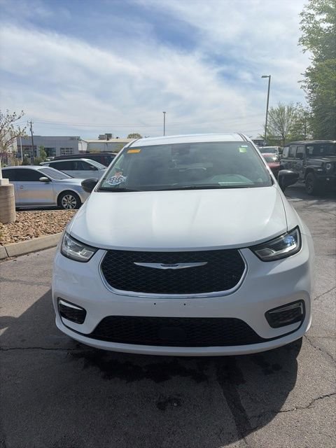 Used 2024 Chrysler Pacifica Touring-L image 2