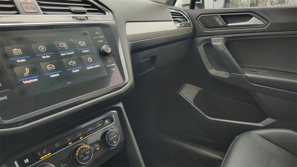 Used 2020 Volkswagen Tiguan SE image 25