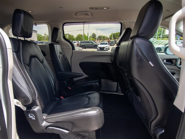 Used 2023 Chrysler Pacifica Touring-L FWD image 16