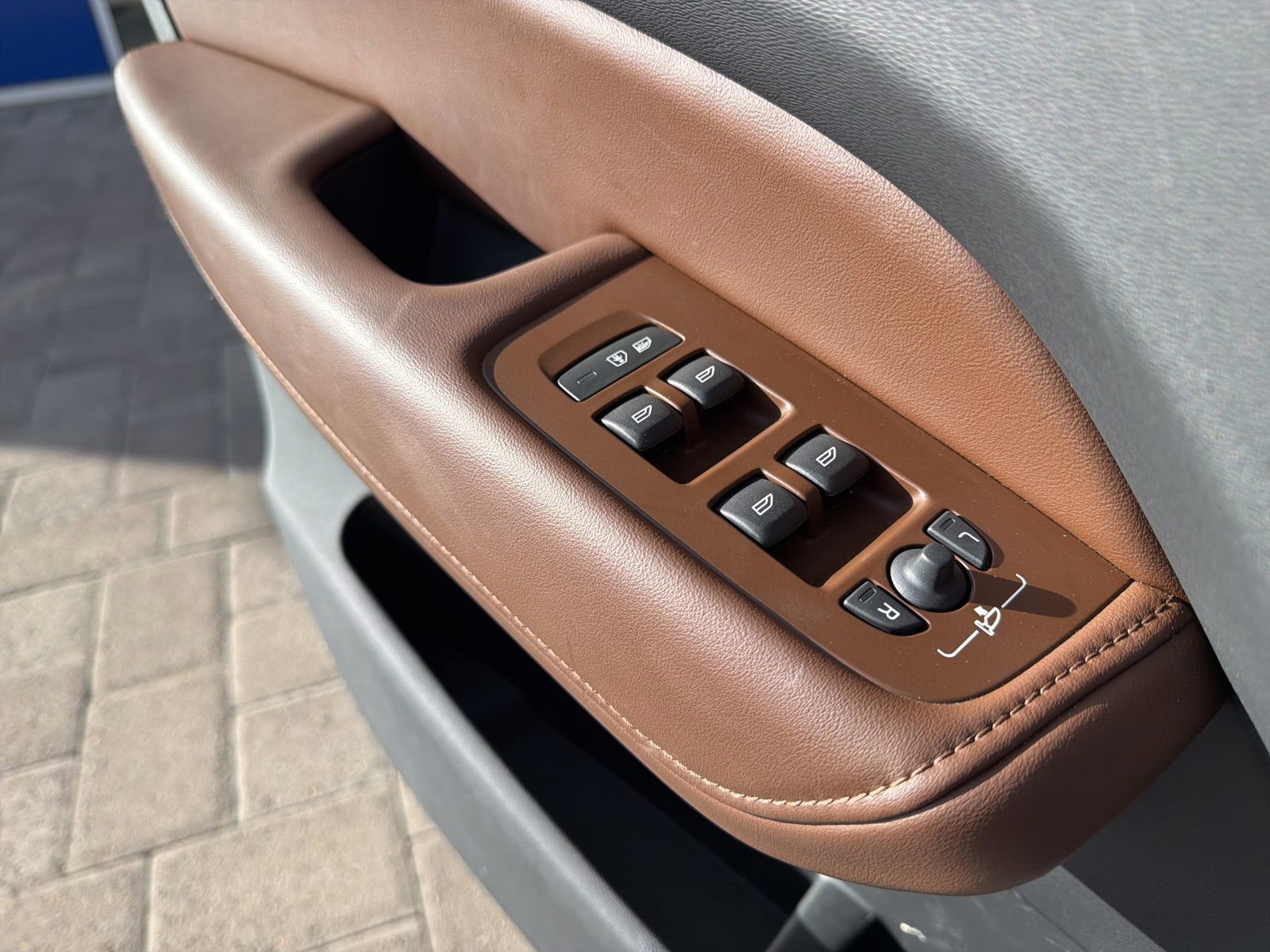 Certified 2025 Volvo XC60 T8 Plus w/ Protection Package Premier image 74