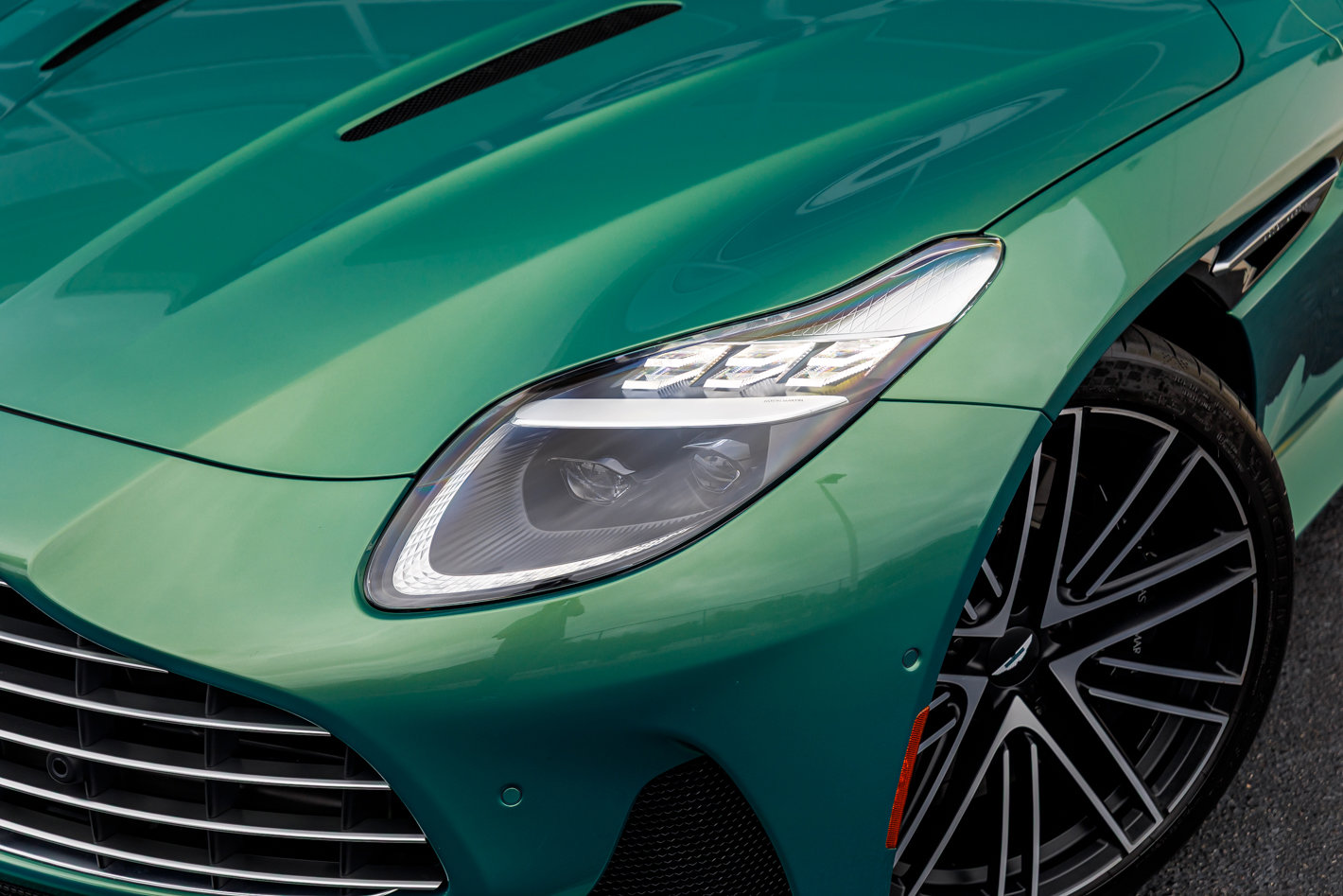 Used 2025 Aston Martin DB12 Coupe image 3