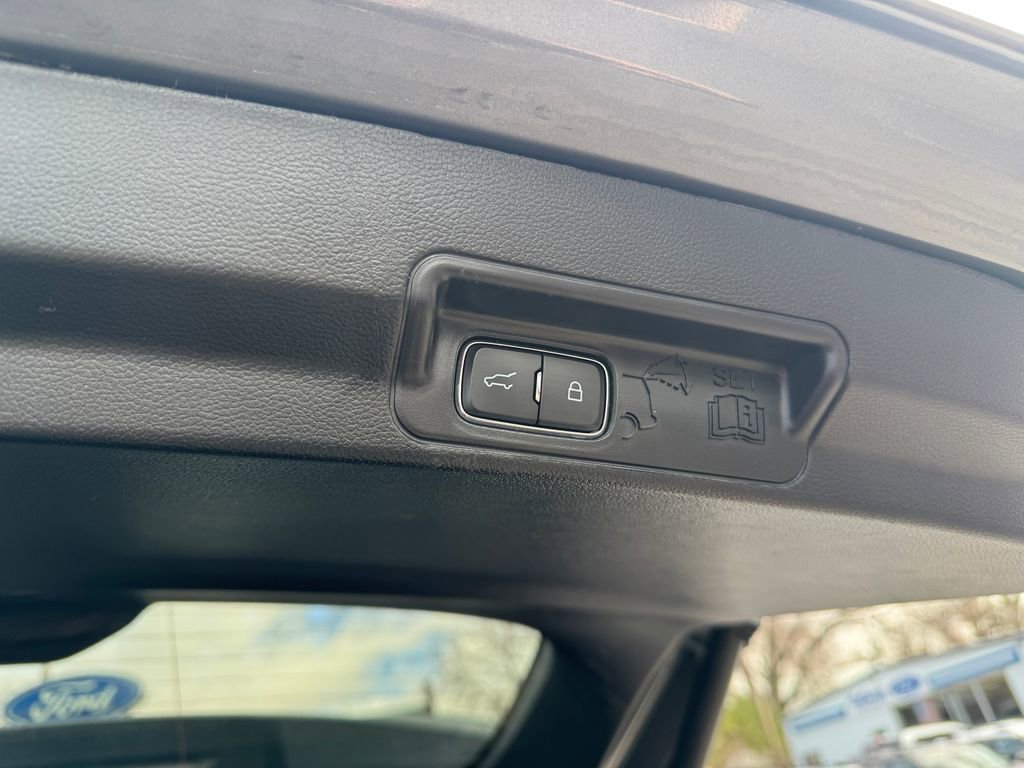 Used 2022 Ford Explorer XLT image 11