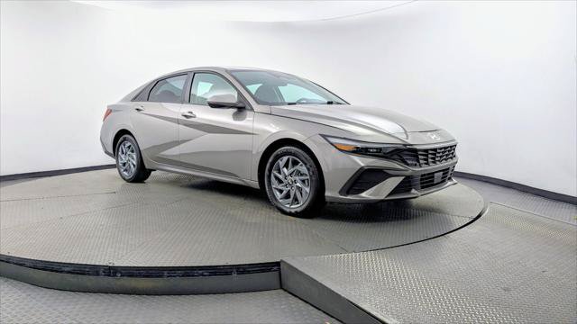 Used 2025 Hyundai Elantra Hybrid FWD image 11