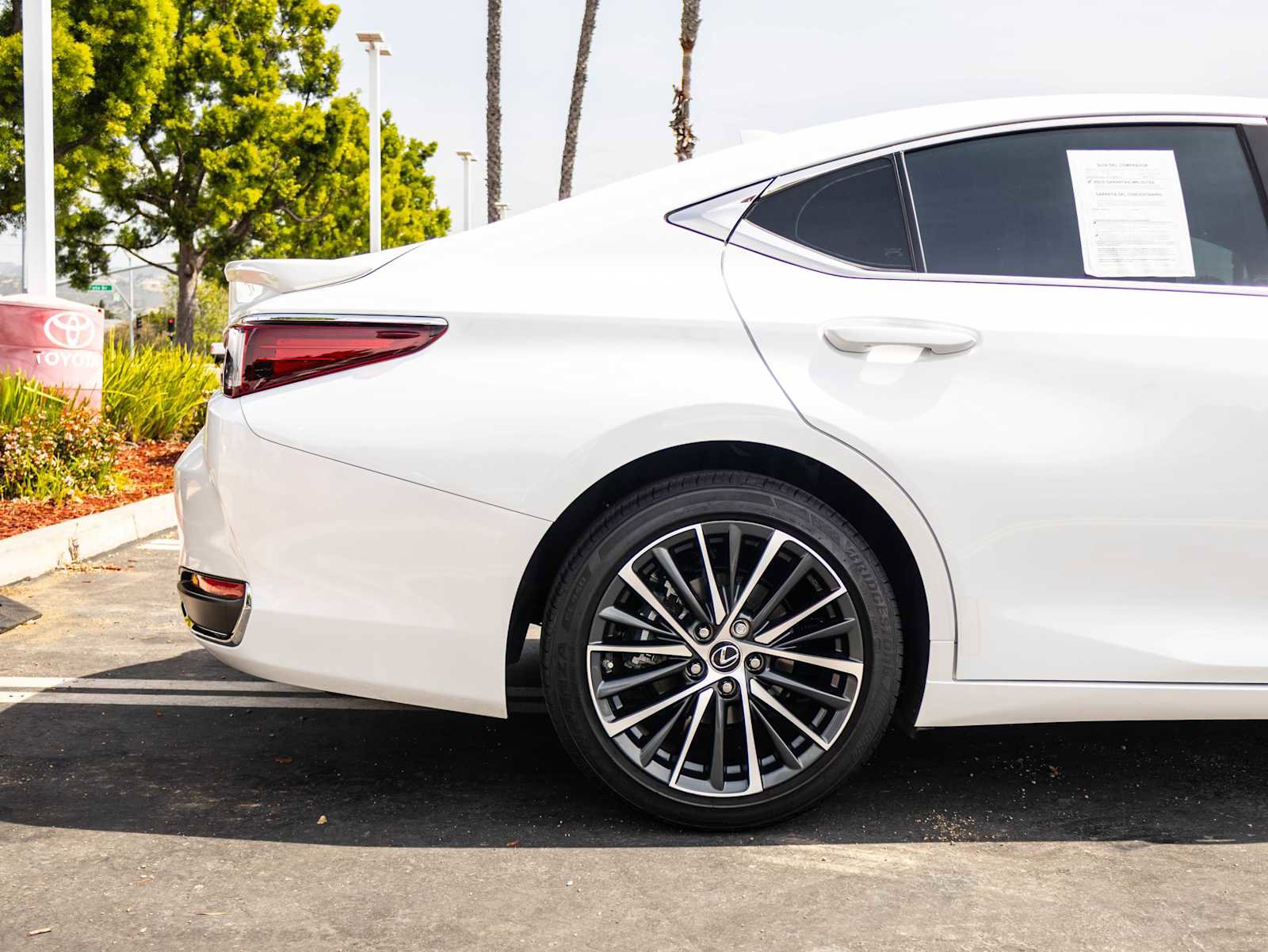 Used 2025 Lexus ES 300h w/ Premium Package image 7