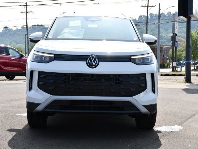 New 2025 Volkswagen Tiguan SE image 2