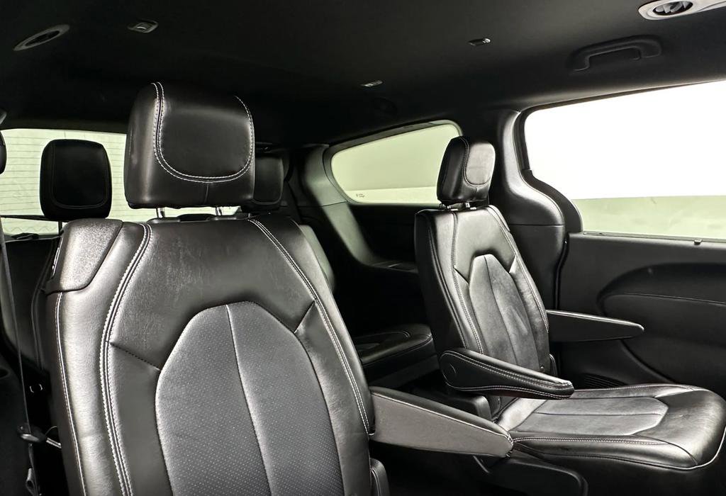 Used 2025 Chrysler Pacifica Select image 10