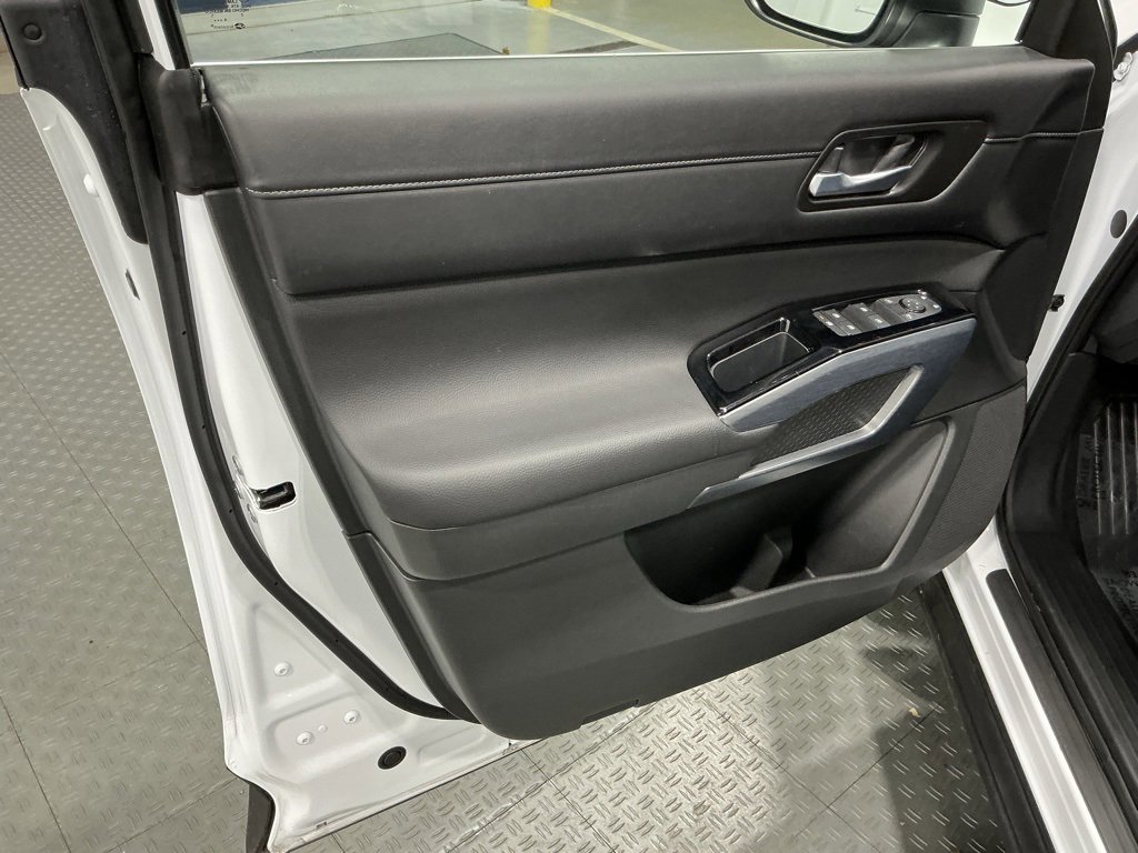 Used 2025 Nissan Pathfinder SL image 32