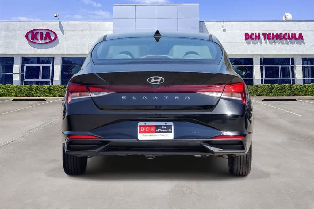 Used 2022 Hyundai Elantra SE w/ Cargo Package FWD image 5