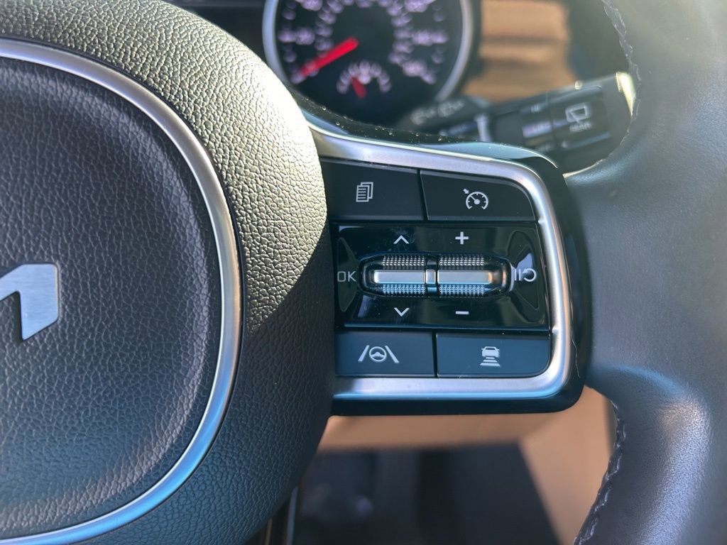 Used 2023 Kia Carnival EX image 44